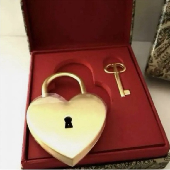 Dior Beauty Heart Limited Edition Gold tone Padlock Cadena & Key - New in Box - Picture 5 of 8